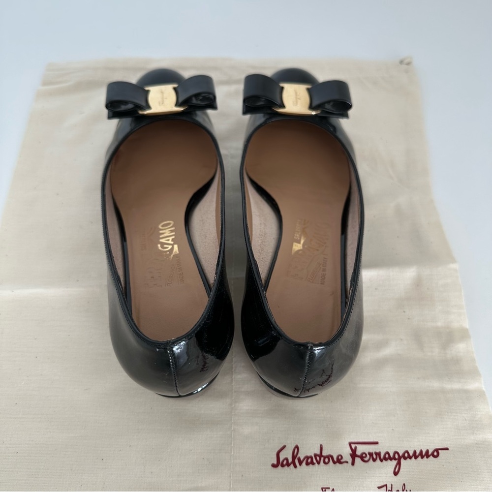 Ferragamo Vara Bow Low-Heel Pumps Patent Leather - Picture 3 of 9